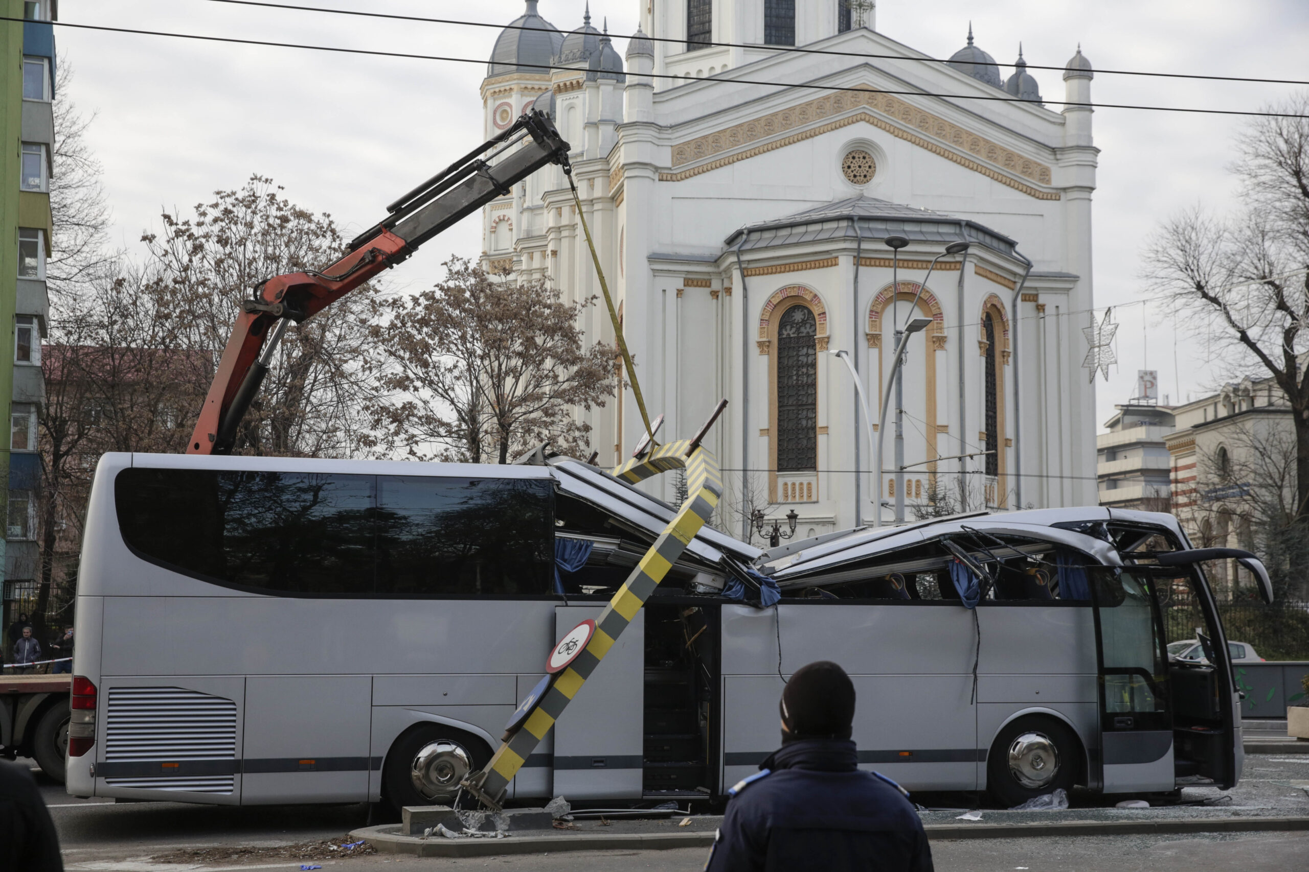 Expert grec: Semnalizarea la Pasajul Unirii e deficitară. După mai multe accidente, românii au pus poarta la loc