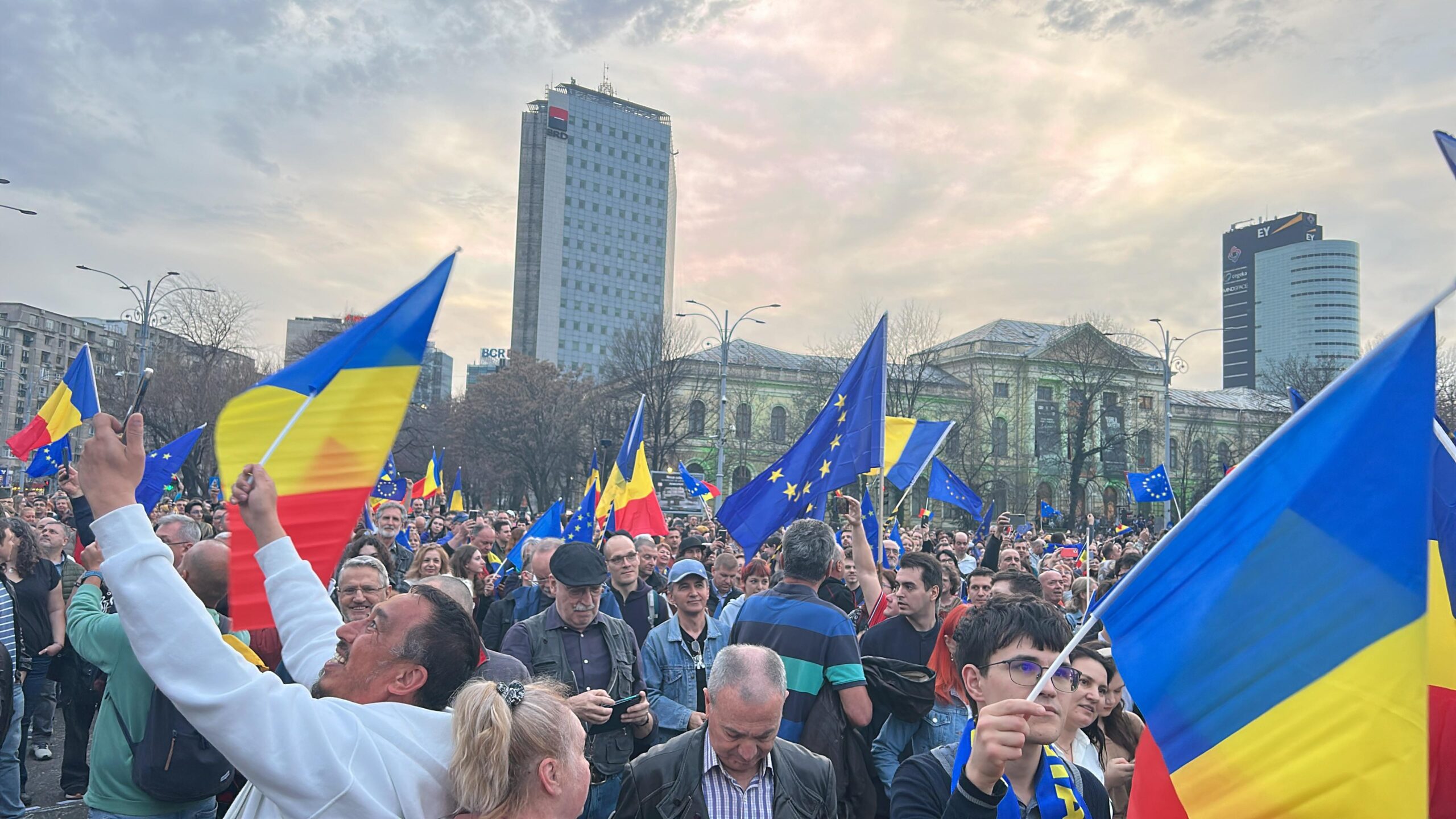 Susţinători ai lui Călin Georgescu, infiltraţi la mitingul proeuropean din Piaţa Victoriei