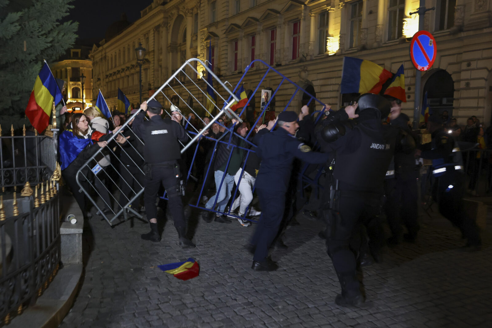 Plângeri penale pe numele lui C. Georgescu, H. Potra şi C. Georgescu. FOTO de la protest: INQUAM / George Călin