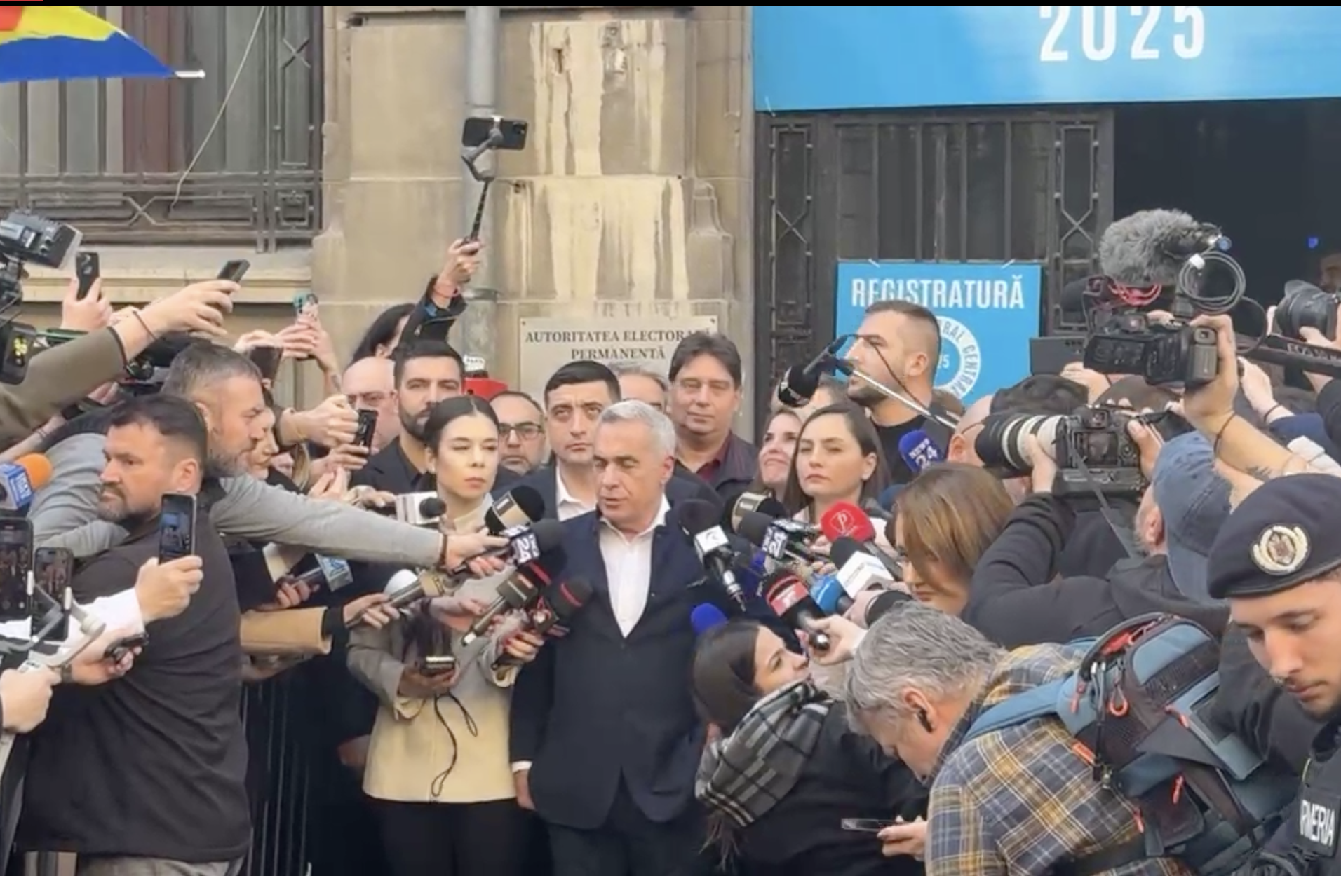 VIDEO | Călin Georgescu și-a depus candidatura pentru alegerile prezidențiale. Financial Times: Candidatura va fi invalidată