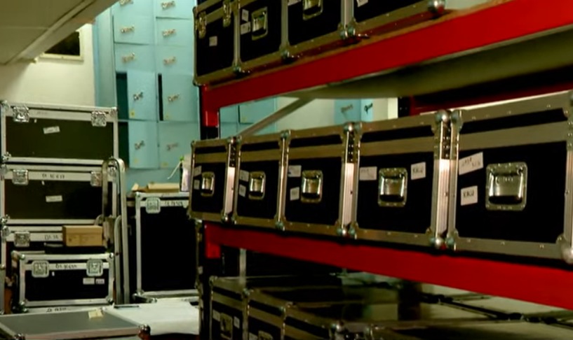 Artefacte de miliarde de euro, depozitate în clădiri din București care stau să cadă