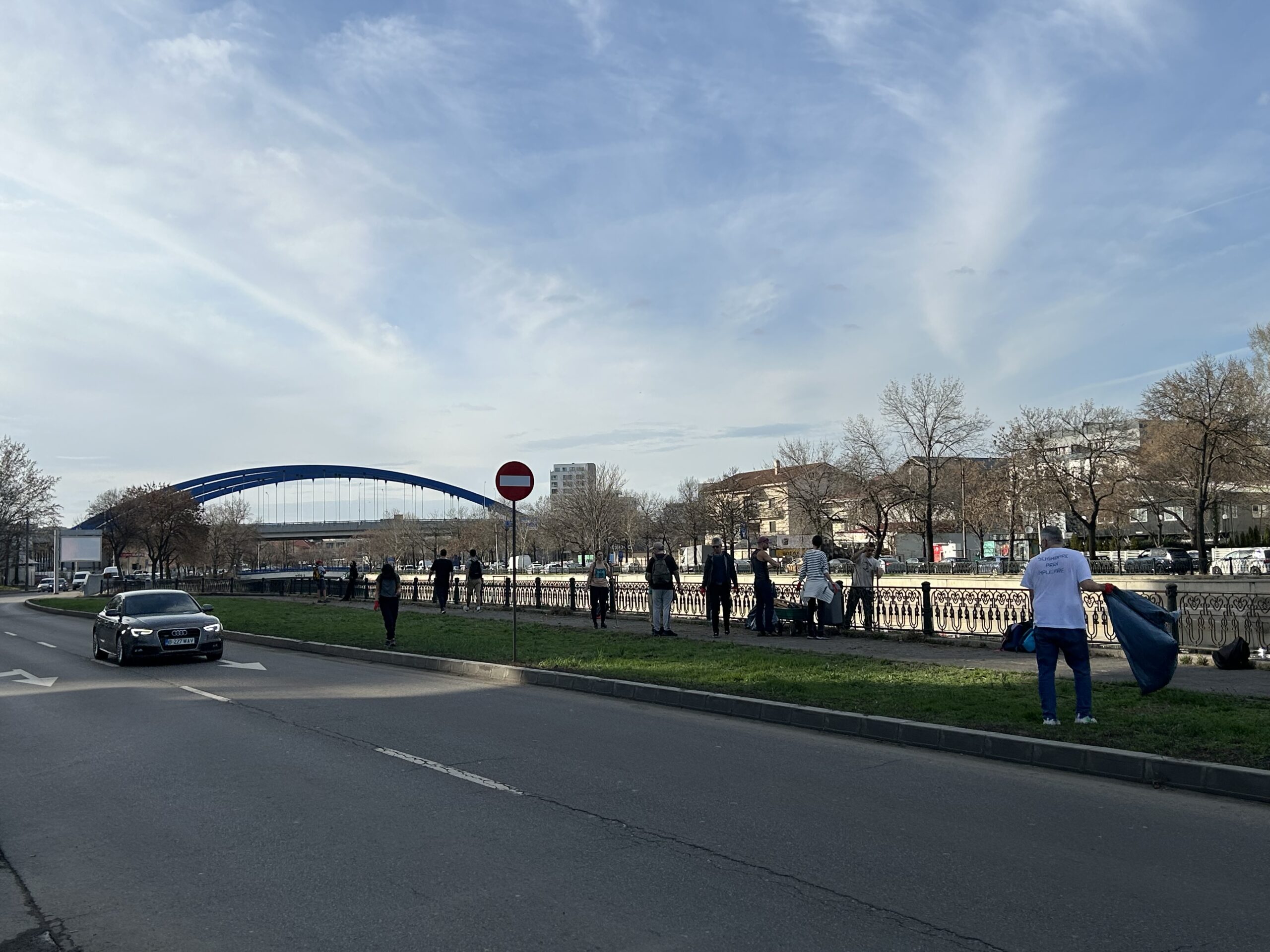 REPORTAJ | Poluare și sudoare. Cu ce am rămas după trei ore de strâns gunoaie de pe malul Dâmboviței