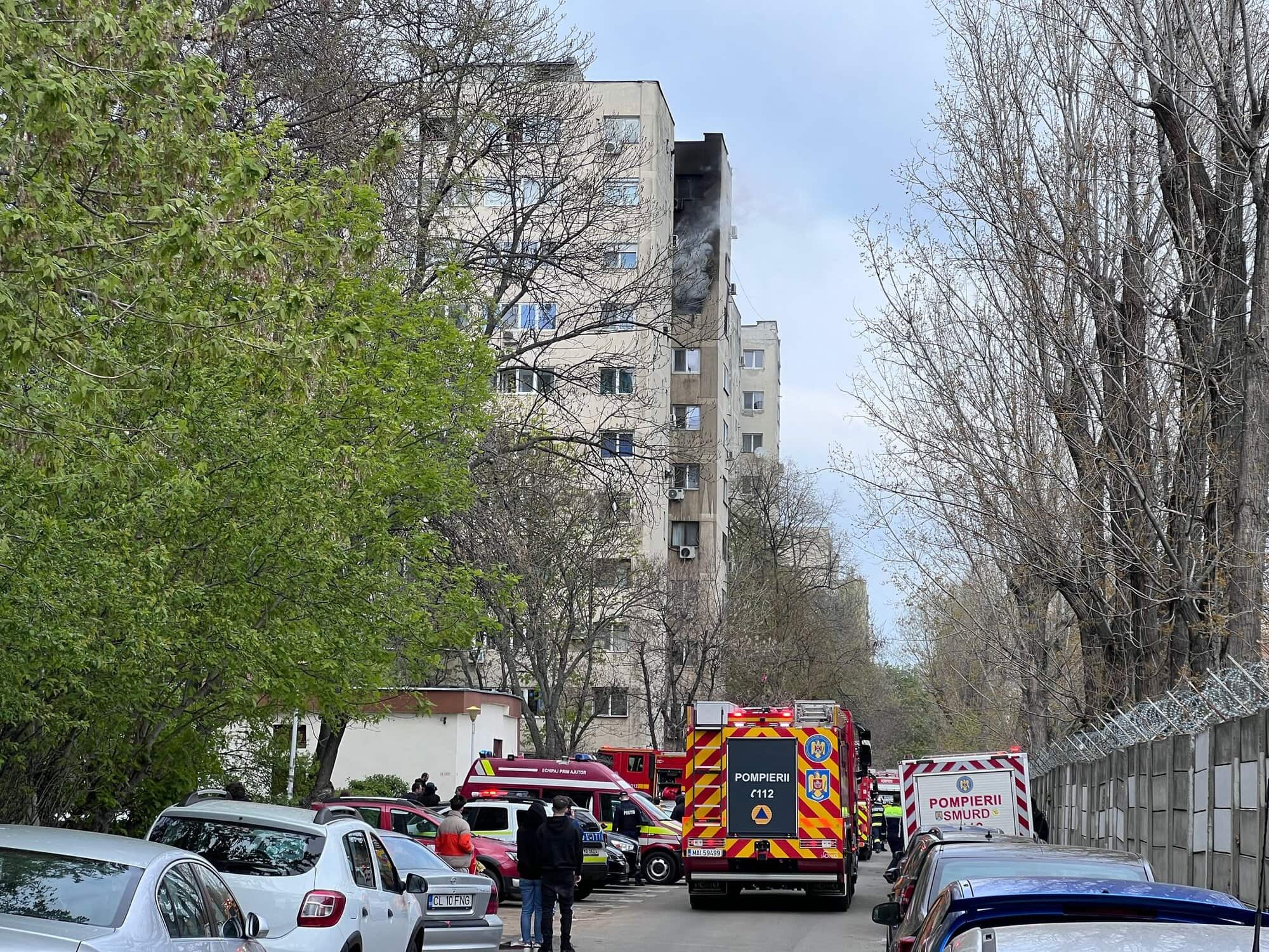 VIDEO | Explozie urmată de incendiu pe o stradă din Drumul Taberei – locatari evacuaţi şi intervenţie de amploare a pompierilor