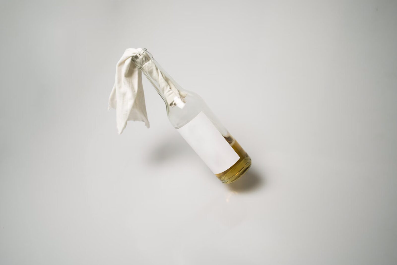 Mai mulţi tineri, în pragul unui conflict în Bucureşti, cu cocktailuri Molotov. FOTO cu caracter ilustrativ, via unsplash.com