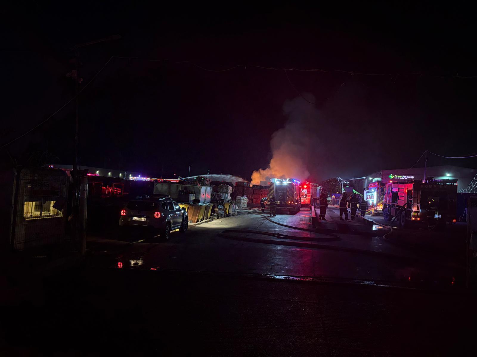 Incendiu la un centru de reciclare din localitatea Ştefăneştii de Jos. Alertă pentru fum dens