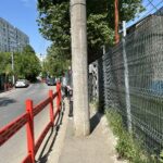 Trotuarul care îi obligă pe copii și părinți să meargă pe carosabil. Strada Herța, din Sectorul 2