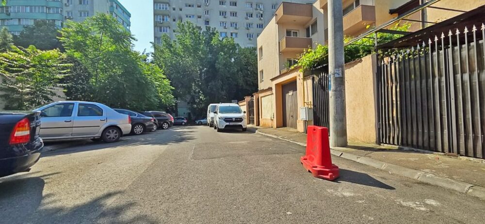 blochează locurile de parcare