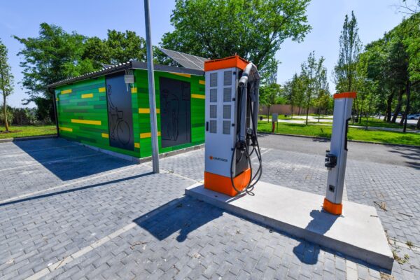 Primăria promite 40 de stații de reîncărcare pentru mașini electrice până la finalul anului. Care sunt tarifele. Foto: PS6