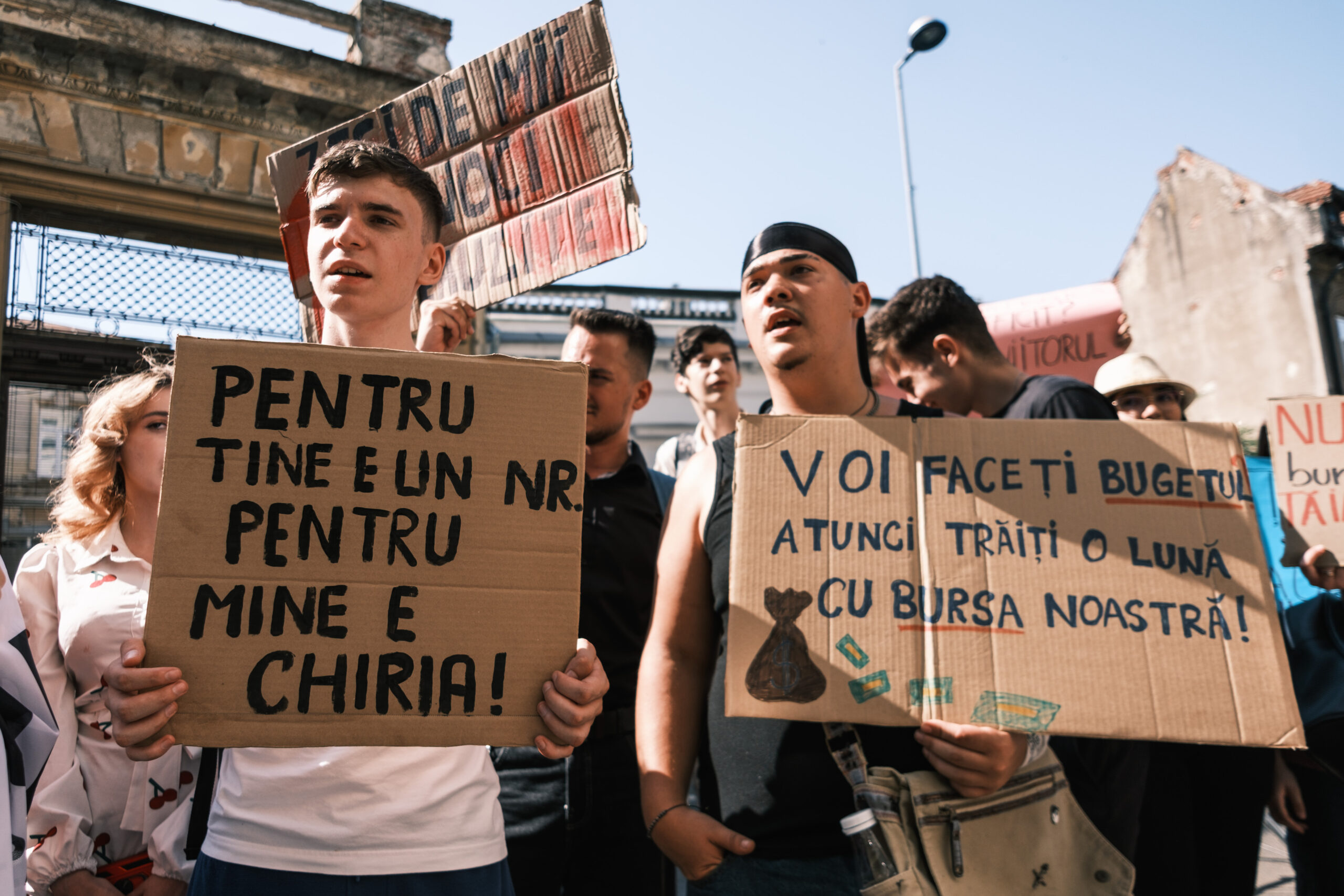 Studenții și elevii protestează față de scăderea burselor de la 20:00, în Capitală. „Pornim din Piața Universității spre sediul Guvernului, pentru educație”