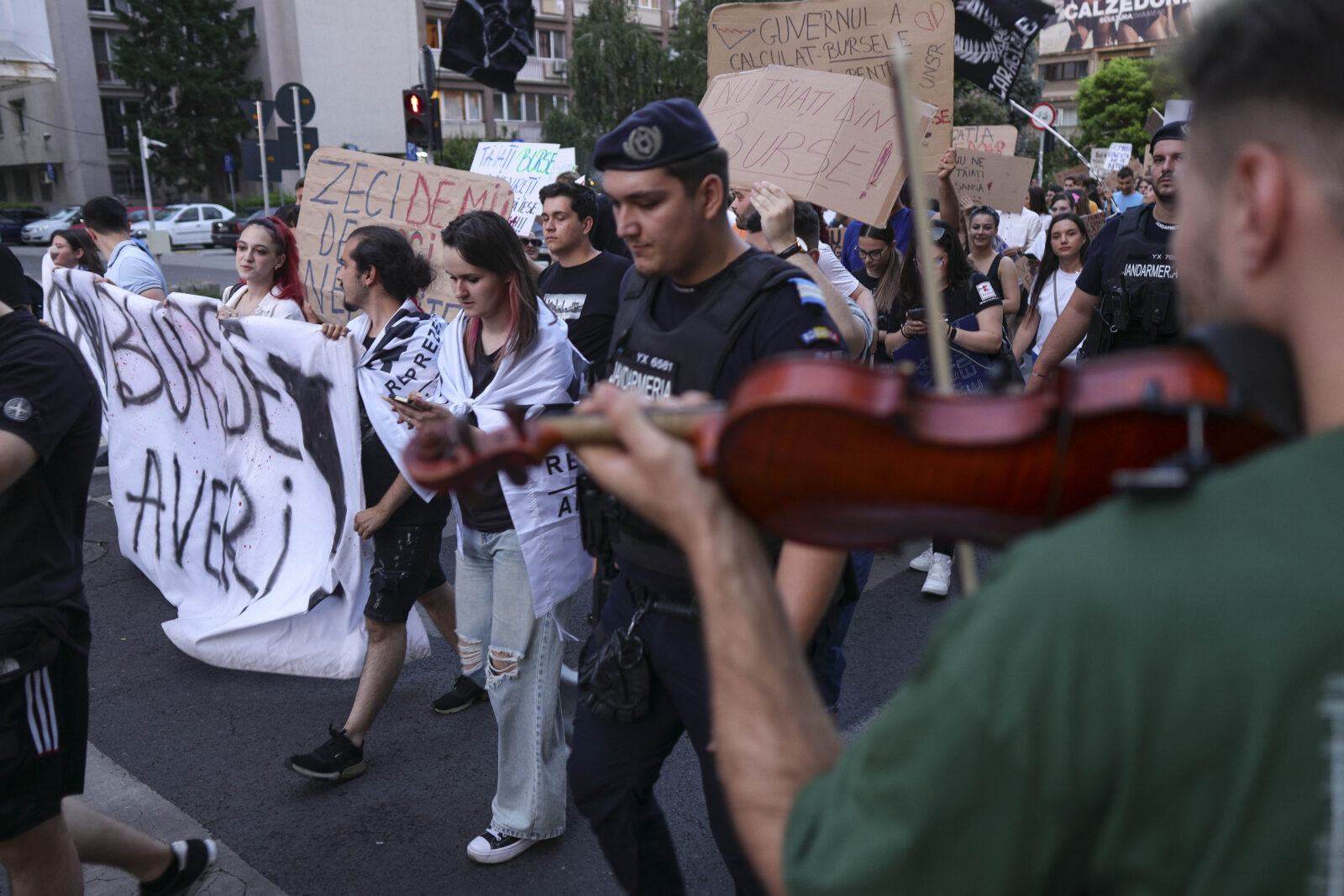 OPINE | Sunt elev și guvernul vrea să-mi taie bursa de olimpic. La primul meu protest am strigat „cu poftă” pentru drepturile mele. | FOTO: Inquam Photos / Octav Ganea