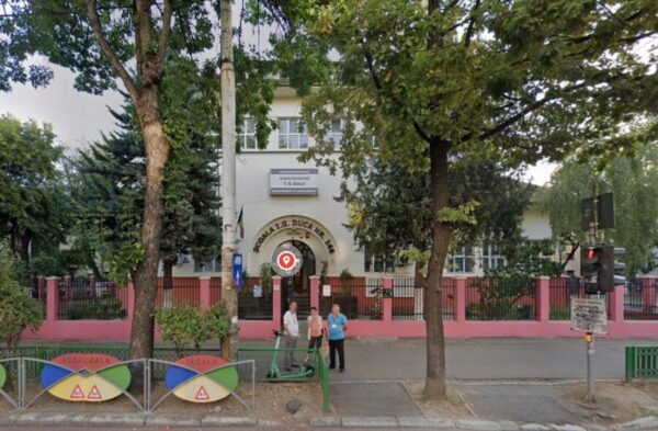 Terenul de sport și alte două corpuri ale Școlii Gimnaziale I. G. Duca vor fi demolate. Proiectul așteaptă votul consilierilor locali | FOTO: Arhiva