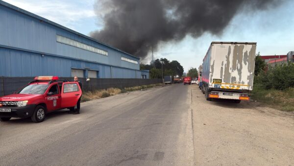 Incendiu de amploare la un depozit din Sectorul 6