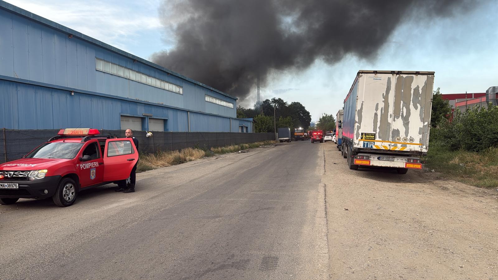 Incendiu de amploare la un depozit din Sectorul 6