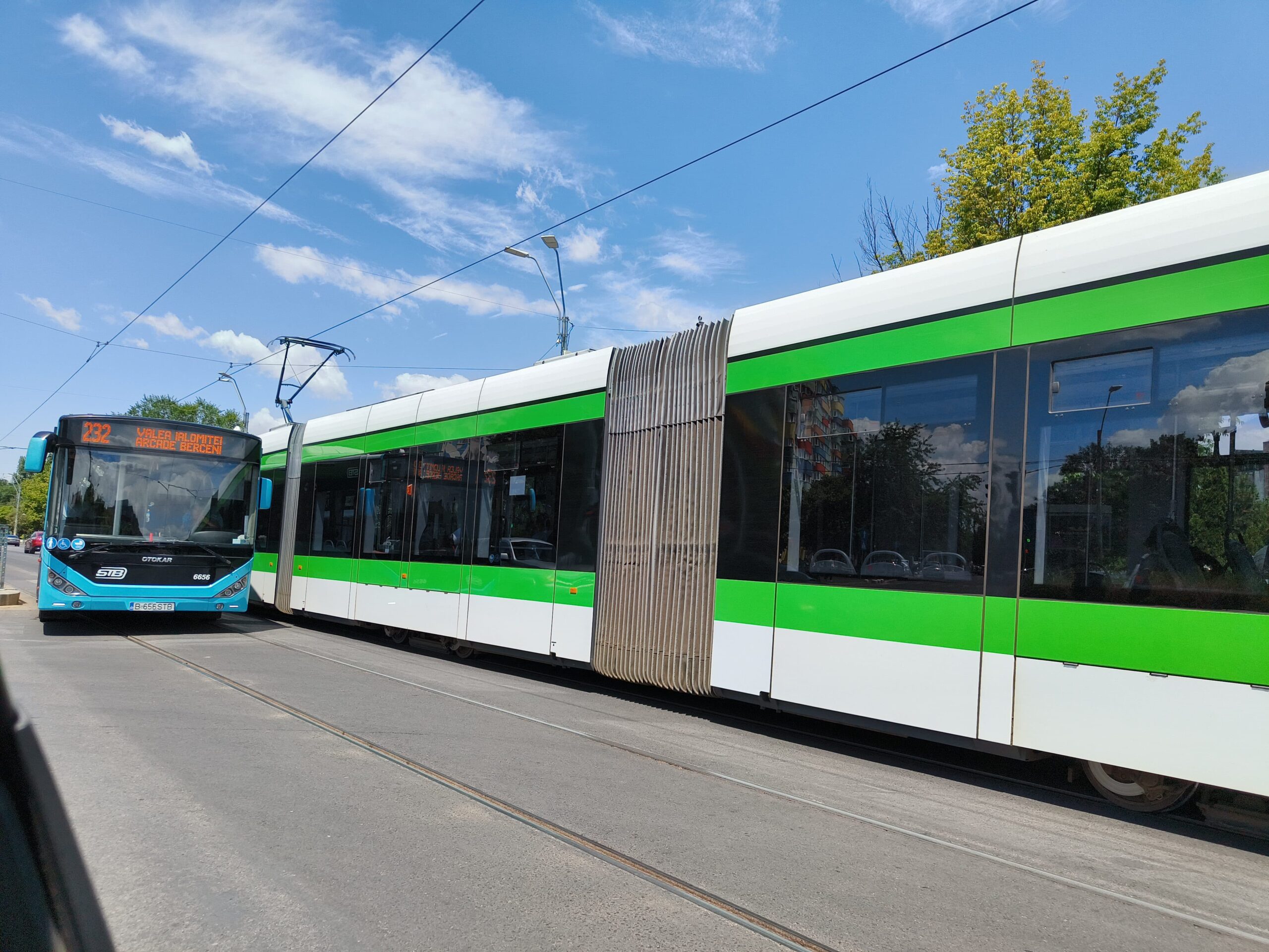 Accident ușor între tramvai și autobuz, în intersecția Constantin Brâncoveanu