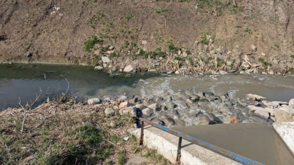 Călugărul de deversare al stației de epurare din Otopeni. FOTO: Cătălin Doscaș