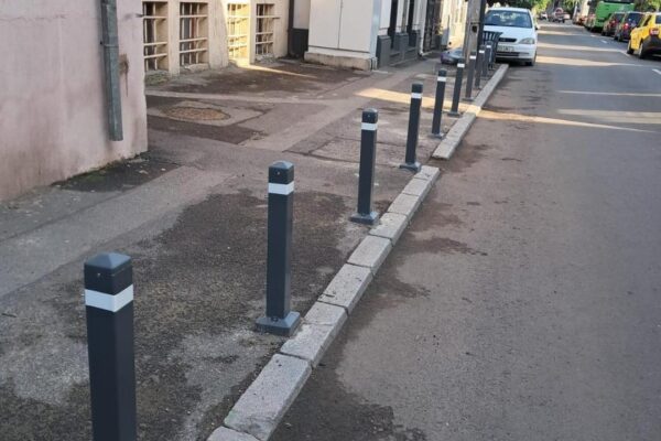 Mai multe lucrări de reparații și semnalizare rutieră au avut loc în Capitală. Au fost montați stâlpi de protecție | FOTO: PMB