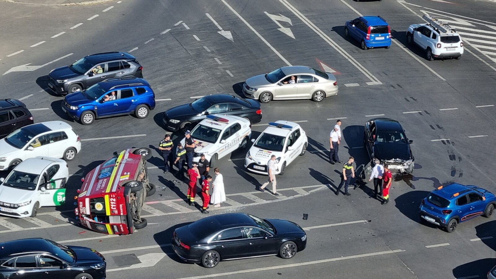 Ambulanță SMURD, izbită și răsturnată la Națiunile Unite