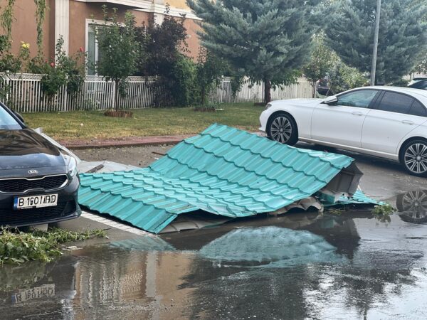 Acoperișuri de bloc smulse în Cartierul Cosmopolis