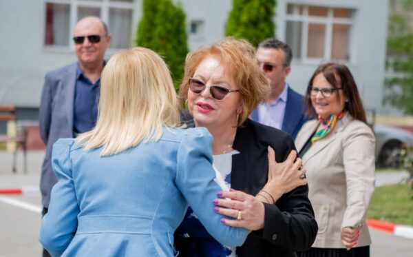 Simona Neculae alături de Gabriela Firea.