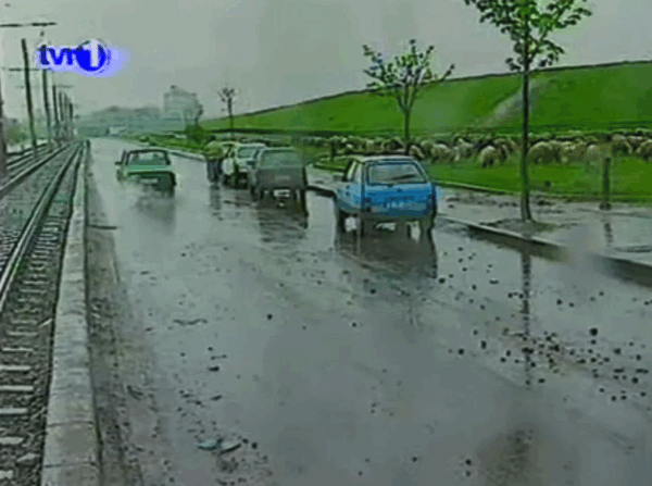 Bucureștiul anilor '90, între gunoaie și bătăi în parc. Mărturii de pe Reddit: „Era aventura vieții să treci prin Eroilor fără să fii bătut”