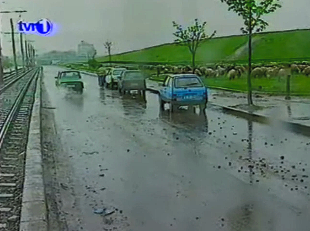 Bucureștiul anilor '90, între gunoaie și bătăi în parc. Mărturii de pe Reddit: „Era aventura vieții să treci prin Eroilor fără să fii bătut”