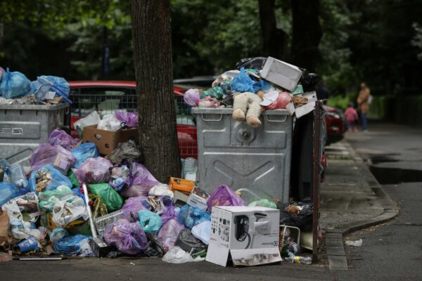 gunoi pe spațiul public