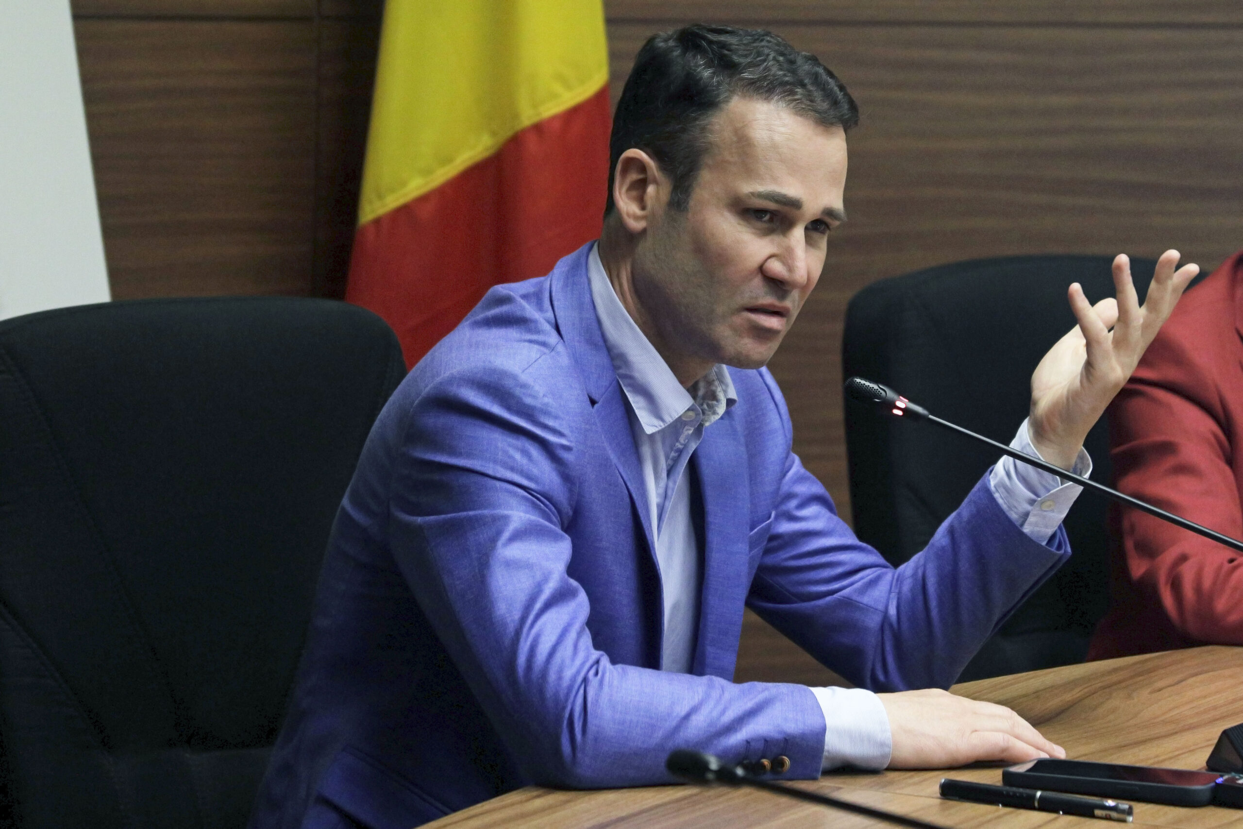 „Servicii culturale” în Sectorul 3. Robert Negoiță vrea să plătească 70.000 de euro pentru busturile „regilor daci” Burebista și Decebal