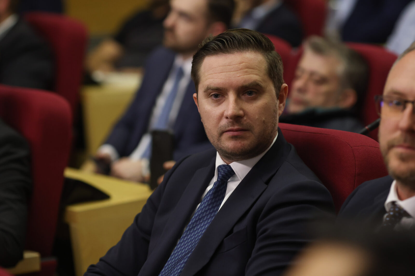 EDITORIAL | Să-i dea cineva un balcon domnului Bujduveanu