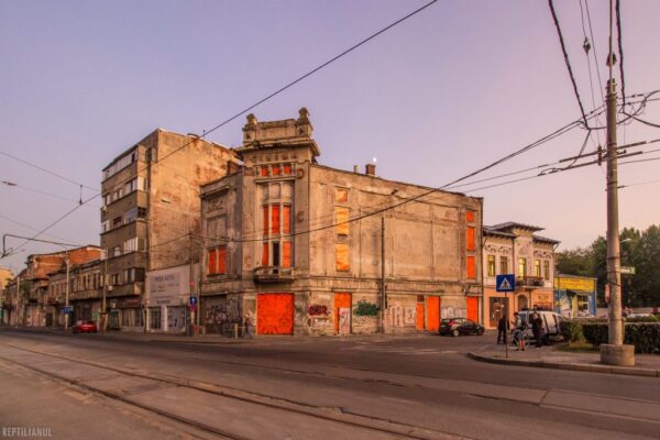 Cinematograful Marconi, monumentul istoric aflat acum în ruine, ar urma să fie restaurat. Campanie de strângere de fonduri și spectacol de lumini. Foto: reptilianul.ro