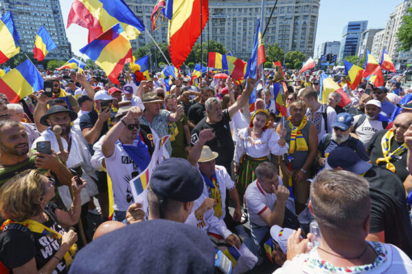 Șase dosare penale după protestul violent din Piața Victoriei și blocarea Autostrăzii București - Pitești. Foto: Inquam/ Tudor Pană