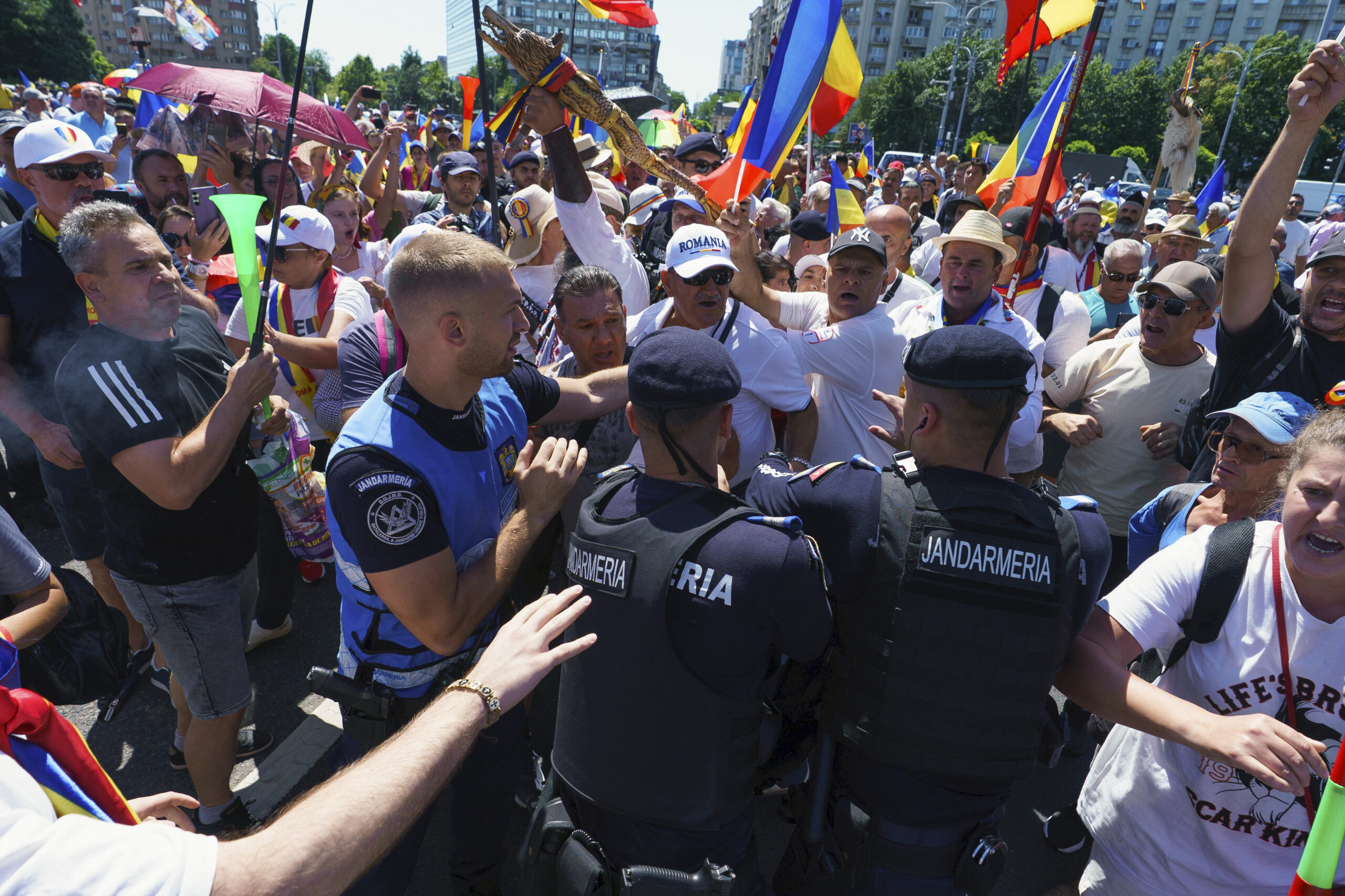 FOTO/VIDEO | Incidente la protestul susţinătorilor lui Călin Georgescu, organizat în Piaţa Victoriei. Bărbat prins cu un cuţit în bagaj