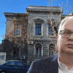 Instituţia responsabilă cu protejarea patrimoniului asfaltează ilegal curtea clădirii monument istoric în care funcționează