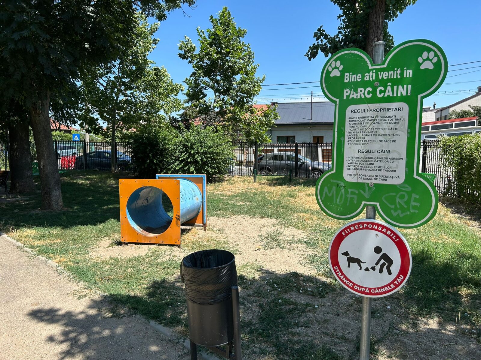 Sector 2 | Primăria susține că va face curățenie zilnic în țarcurile „mizerabile” pentru câini din parcuri