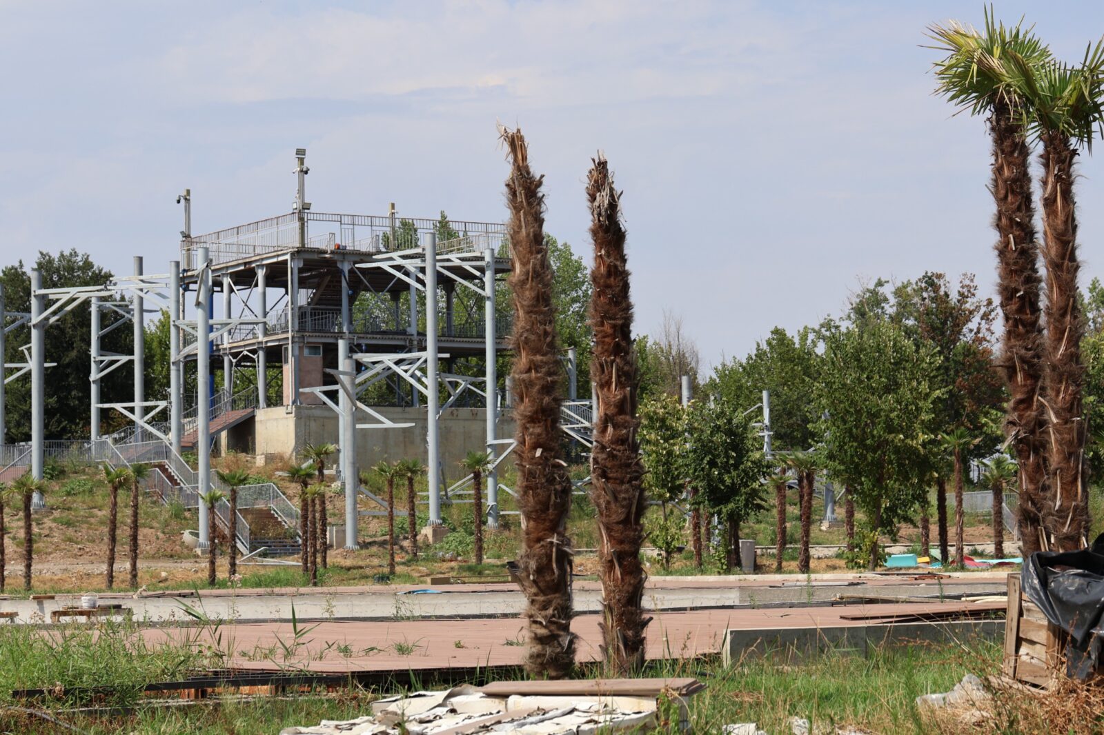 Complexul Acvatic Pantelimon, încă o vară în șantier. „Nu sunt muncitori. Lucrează 28 de oamanei, 10 împrumutați de la altă firmă”. Foto: Florin Râșteiu / Buletin de București
