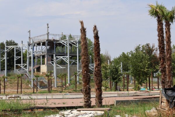 Complexul Acvatic Pantelimon, încă o vară în șantier. „Nu sunt muncitori. Lucrează 28 de oamanei, 10 împrumutați de la altă firmă”. Foto: Florin Râșteiu / Buletin de București