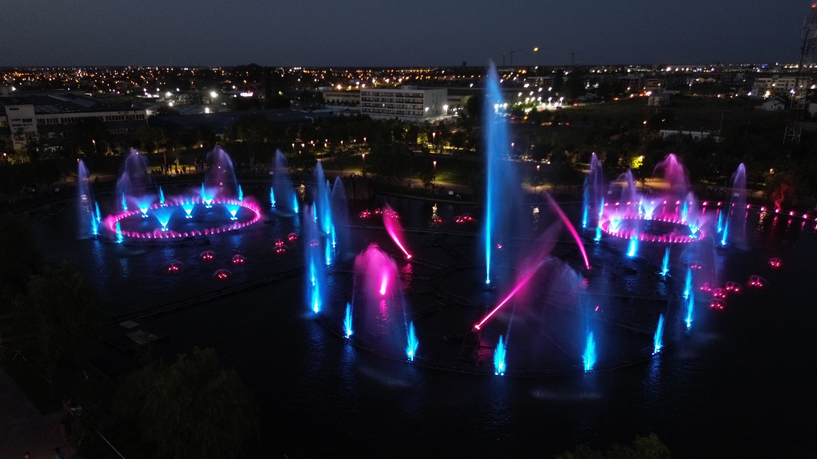 Primăria lui Negoiță voia să plătească aproape jumătate de milion de lei pentru mentenanța „fântânilor plutitoare” din Parcul Teilor. Licitația a fost anulată