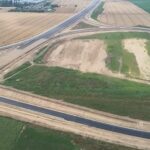 Se toarnă asfalt, la Nord de Focșani, pe Autostrada București-Moldova