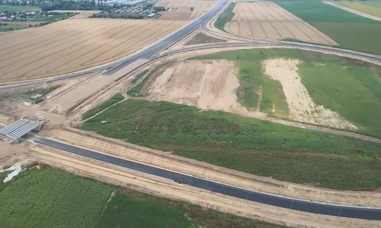 Se toarnă asfalt, la Nord de Focșani, pe Autostrada București-Moldova