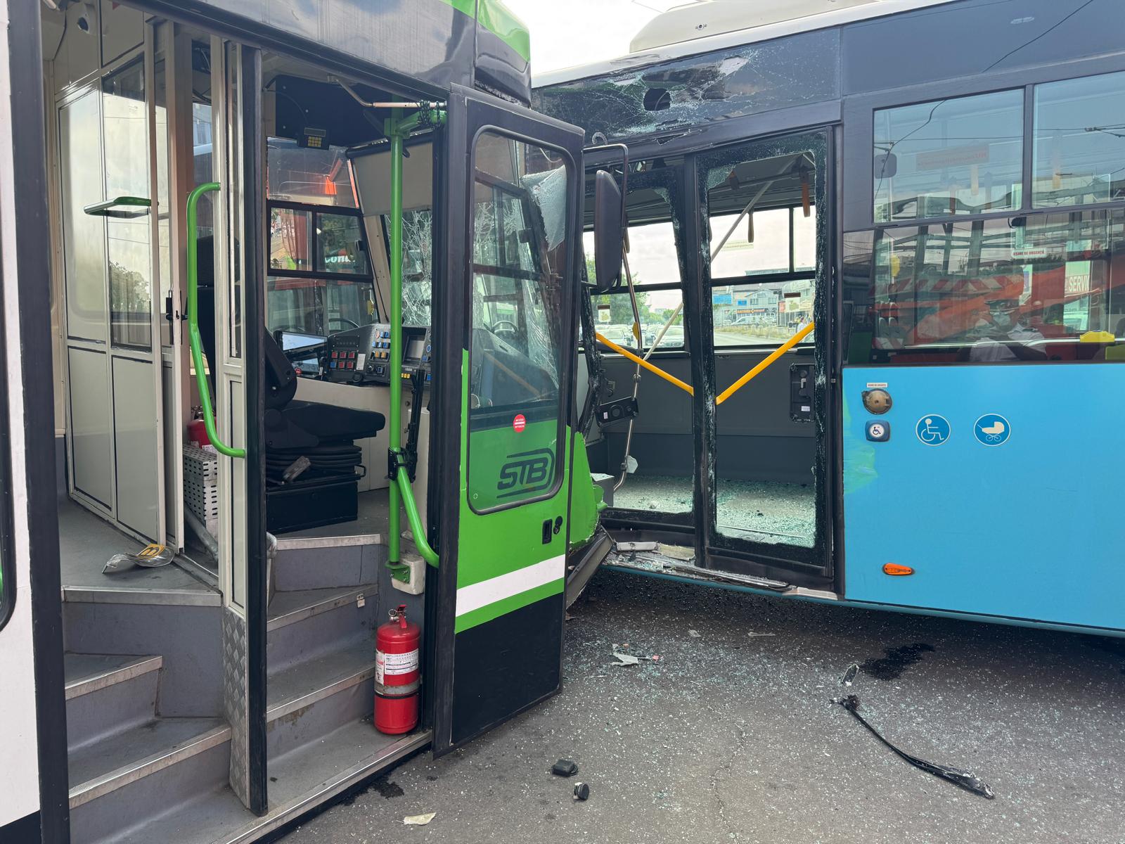 Un tramvai a lovit un autobuz, în zona 13 Septembrie. FOTO: ISU B-IF