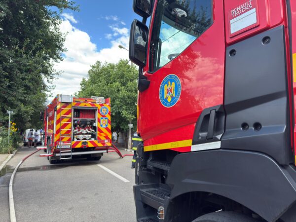 ILFOV | Incendiu în localitatea Glina. Intervin 14 autospeciale de stingere. FOTO: ISU
