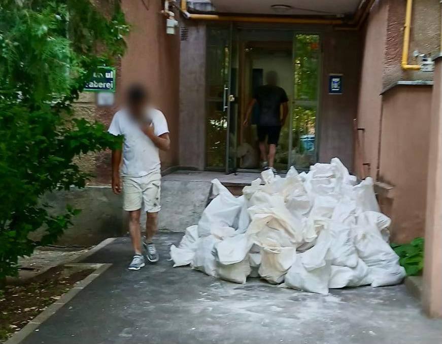 Cât ne costă gunoiul aruncat de bucureșteni pe spațiul public (I): 850.000 de lei, 300.000 de litri de apă, 1.500 de litri de detergent și 2.900 litri de combustibil în fiecare lună, numai la Sectorul 6