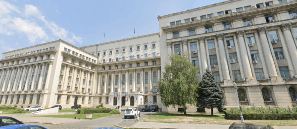 Proiectul privind crearea unui perimetru securizat în Piața Revoluției, retras de pe ordinea de zi. Foto: Google Maps