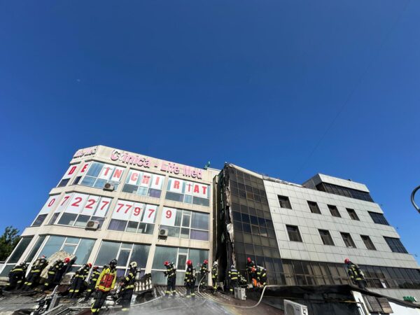 Incendiu la un magazin