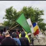 Drapel cu însemne legionare, la mormântul părintelui Ilie Lăcătuşu. FOTO: FB / Solomon Tatiana