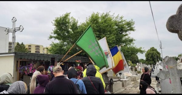 Drapel cu însemne legionare, la mormântul părintelui Ilie Lăcătuşu. FOTO: FB / Solomon Tatiana