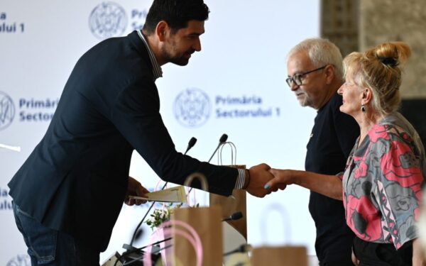 Sector 1 | Zece cupluri care aniversau 50 de ani de la căsătorie, premiate cu 1.500 de lei | FOTO: Primaria Sectorului 1