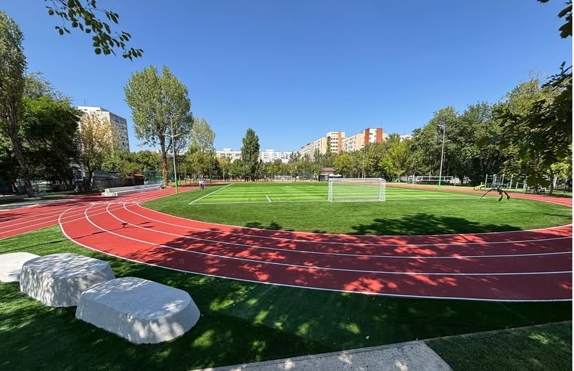 Cea mai mare bază sportivă școlară din Capitală va fi redeschisă mâine, după finalizarea lucrărilor de modernizare. Foto: FB/ Ciprian Ciucu