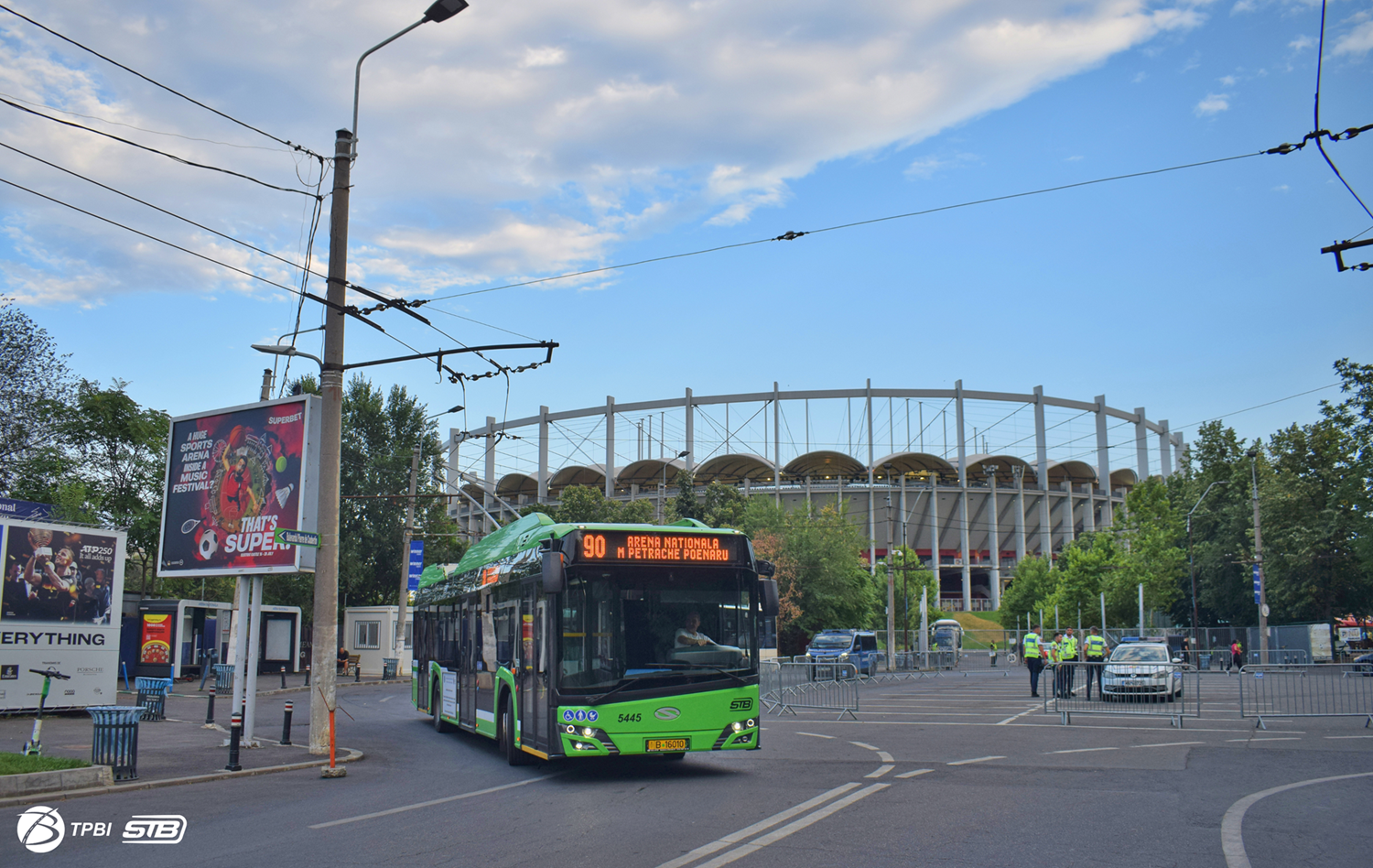 Meciul de fotbal Dinamo-UTA Arad  prelungește traseul pentru șapte mijloace de transport în comun. FOTO: TPBI