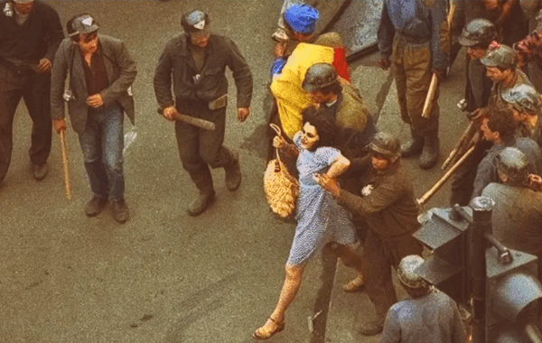 Femeia în rochie albastră, 14 iunie 1990. Foto: Andrei Iliescu
