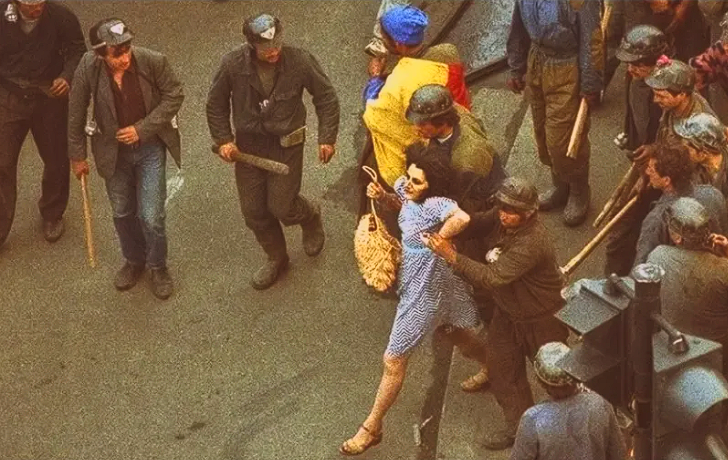 Femeia în rochie albastră, 14 iunie 1990. Foto: Andrei Iliescu